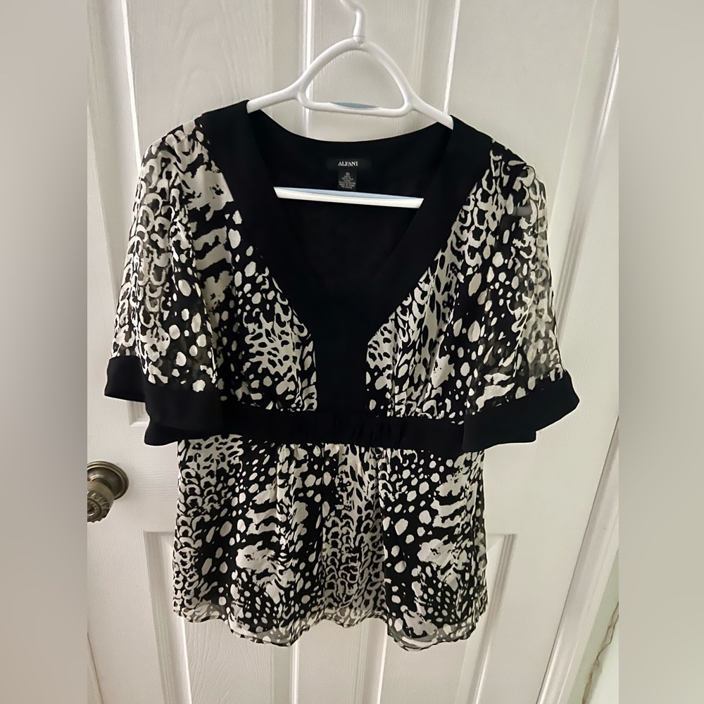 Alfani Black and White Patterned V-Neck Flutter Sleeves Blouse, Size 10